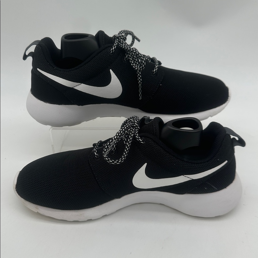 Nike Roshe One Black White Running Shoes Women’s Size 8.5 - Picture 2 of 13